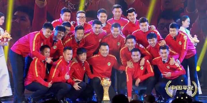 七连冠!蔡振华为广州恒大颁发中超冠军火神杯