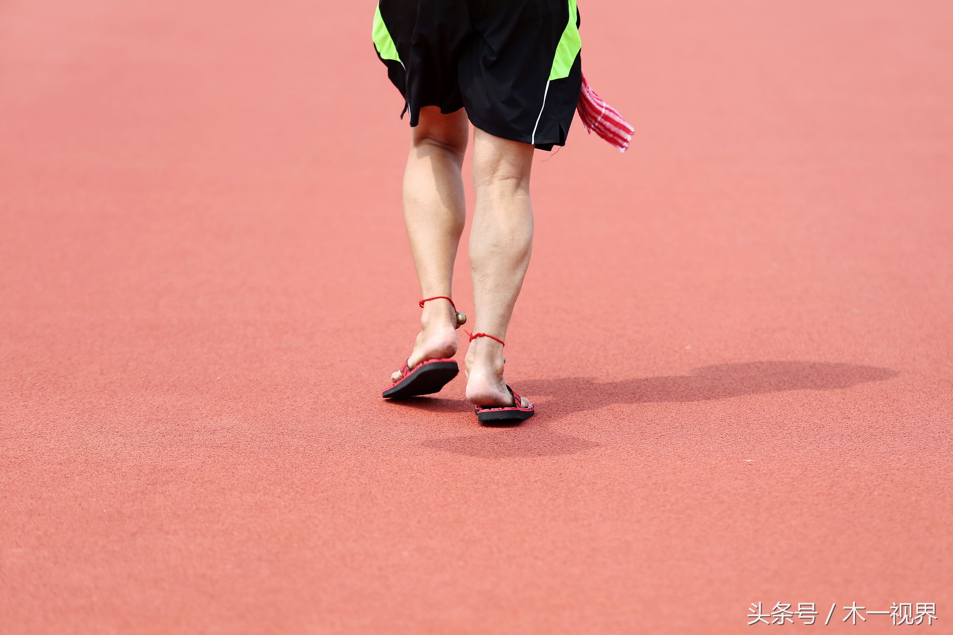 荣成马拉松,大神光脚跑完42公里,同伴人字拖上