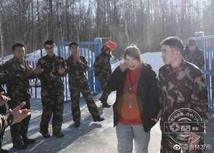 军嫂爬上长白山哨所陪爱人过3小时春节