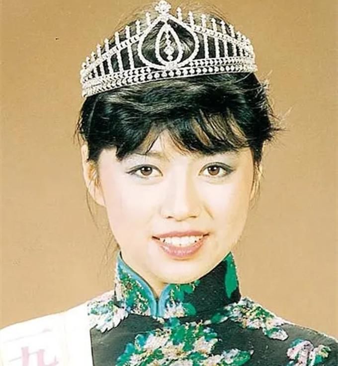 吴毅将妻子为爱女庆生，17岁女儿罕露面，清纯出众不输港姐妈妈