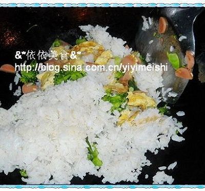 西兰花鸡蛋香肠炒饭