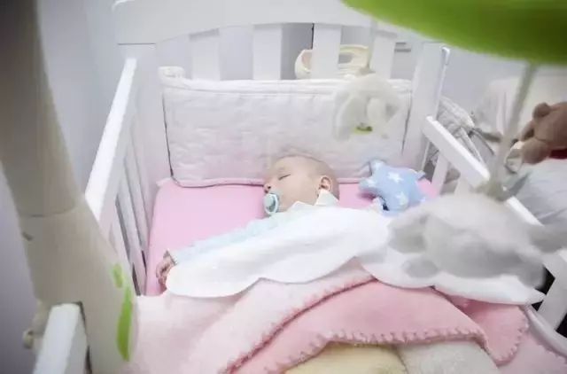 上海一7个月宝宝因床围窒息死亡,睡眠安全被忽