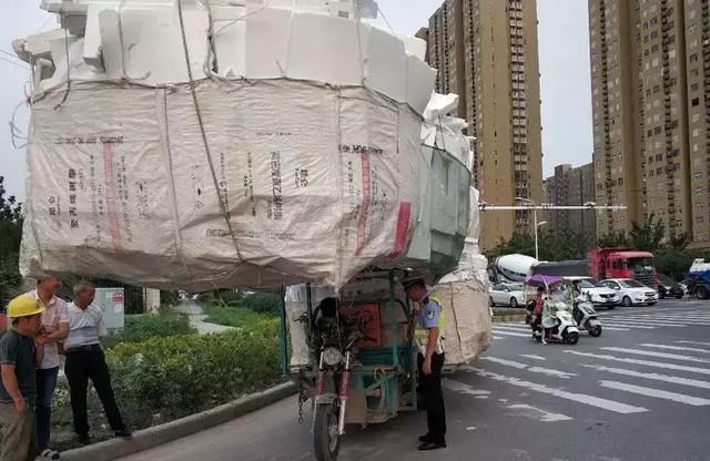 阜阳街头现“巨无霸”三轮车！交警：怎么做到的？