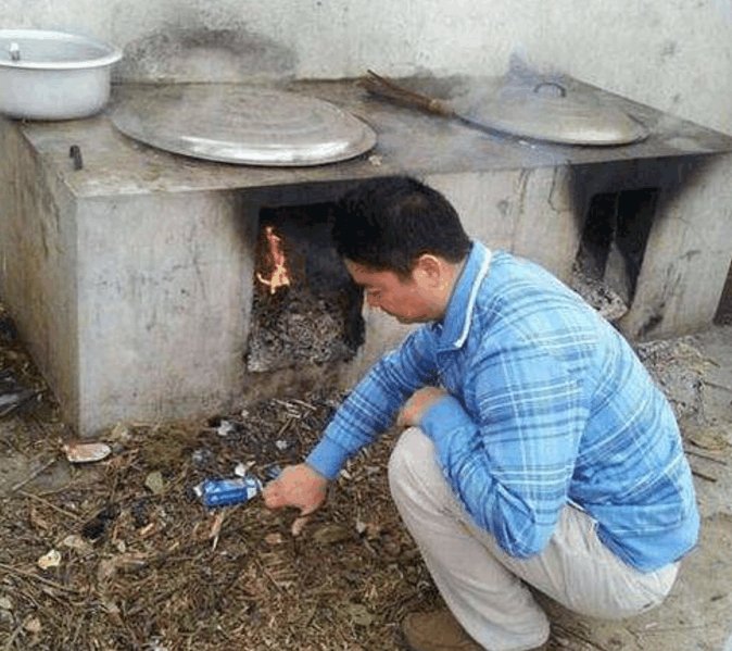 刘强东身家600亿, 回家也干农活, 她却全程耍大