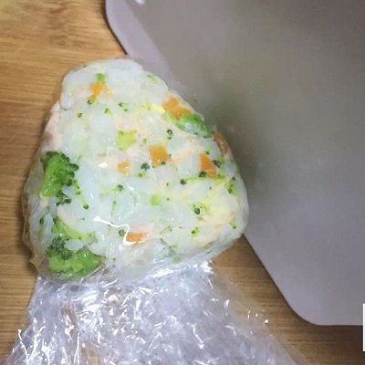 三文鱼鸡蛋蔬菜饭团