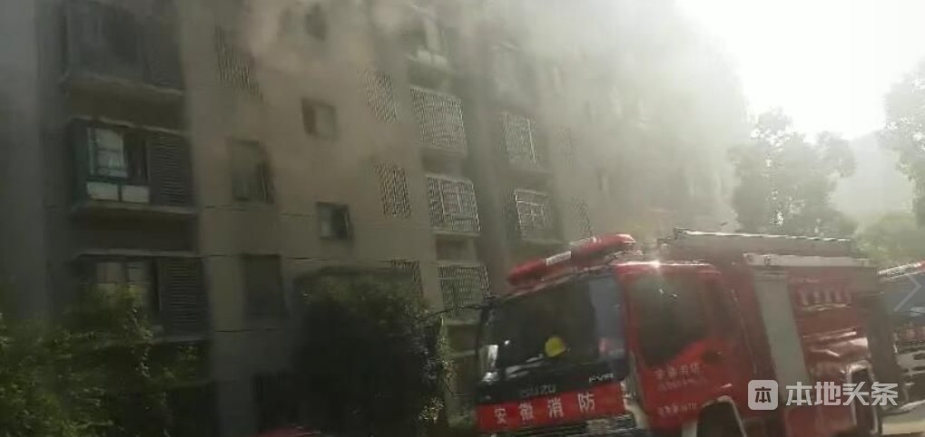 06.16早报六安:民警搀扶患病男生进考场参加中