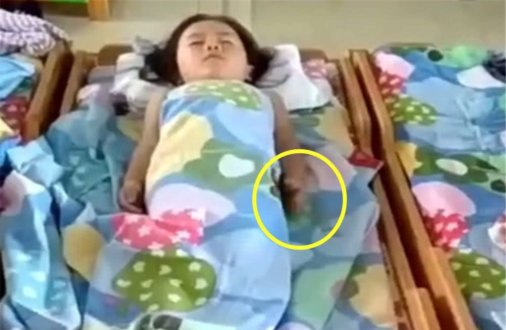 女儿在幼儿园午睡,老师发来了视频,妈妈打开手机一看瞬间精神了 乐虎国际娱乐场官方登陆