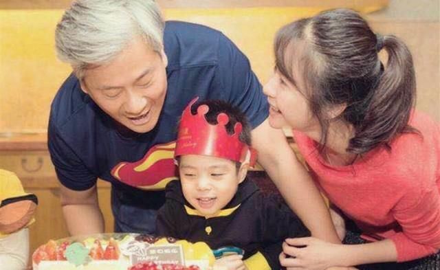 双耳失聪的他曾红过吴京，为娶娇妻抛弃妻女，如今怎样了？