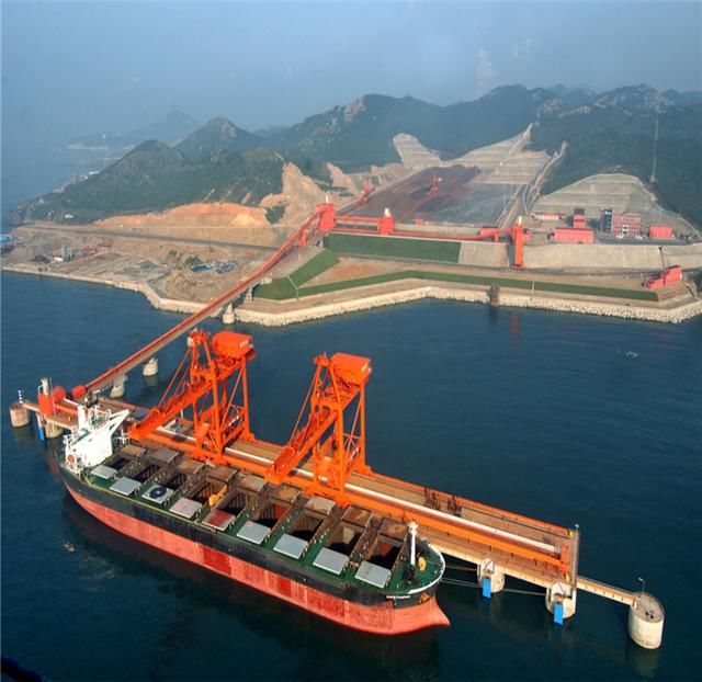 大连港风景独特,唯美的港湾海景映入眼帘,让游人非常喜欢!