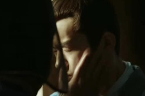 易烊千玺才叫挨打专业户吧？看他演过的角色，连拍音乐MV都有打戏