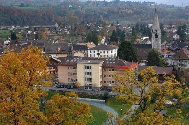 瑞士小镇成长史-难民与当地人一同学习如何相