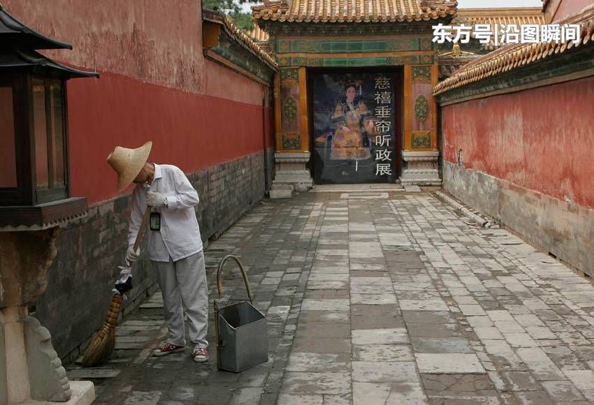 环游北京故宫，场面繁华热闹，俄罗斯女孩现身宫内