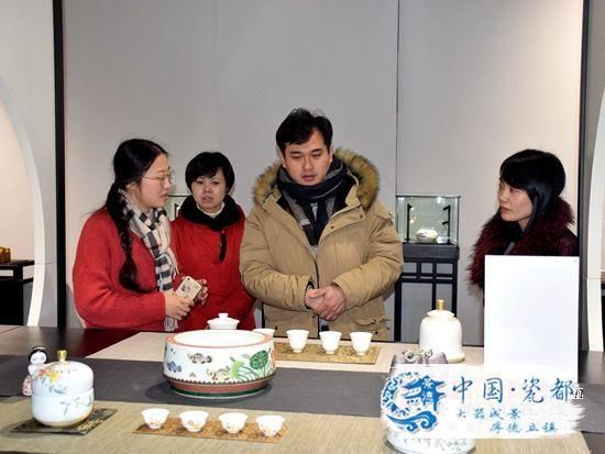参观山云瓷谷里 参观三宝蓬 参观真如堂 瓷都信息港讯(记者:余静)1月10日下午3点,旅德歌唱家熊柯嘉在珠山区委宣传部、区文广新局等相关负责人的陪同下,先后参观了山云瓷谷里、三宝蓬与真如堂,感悟景德镇陶瓷文化的博大精深。 在山云瓷谷里,熊柯嘉每看一件展示销售的精美陶瓷时,都赞叹不已。特别是在工作人员为他详细讲解了一套手作茶器了如指掌后, 太精致了!还不禁问道:可以刷卡吗?;在三宝蓬,相关负责人边讲解边带领熊柯嘉穿过展厅、中庭各悦隐广场,介绍了三宝蓬艺术中心夯土墙的文化,当来到三宝蓬多功能报