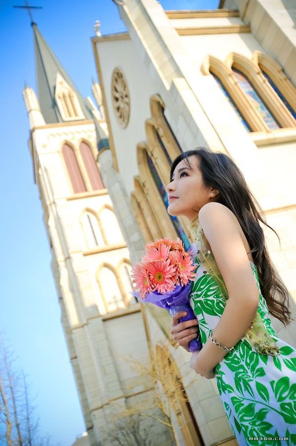 旅途中遇到的手捧花朵的女孩