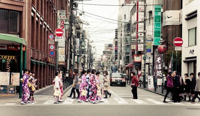 在日本旅游时，若见到有人挥动橙色旗子，别多想，赶紧跑就对了