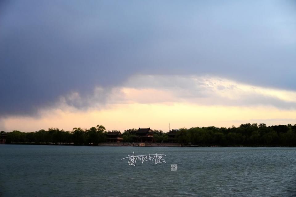 蓝天白云点缀最美北京城，最美落日晚霞映衬颐和园