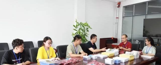亲爱的2019dufers,猜猜你们的通知书是谁给封装的? 亿万先生首页