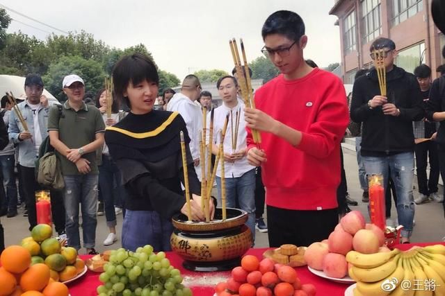周冬雨新电影搭档新人,小平头不化妆,网友说:就