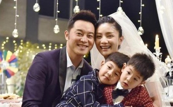 两娃争抢玩具,胡可做法获赞!网友:教养是家长给孩子最好的名片 九州手机娱乐官网网址
