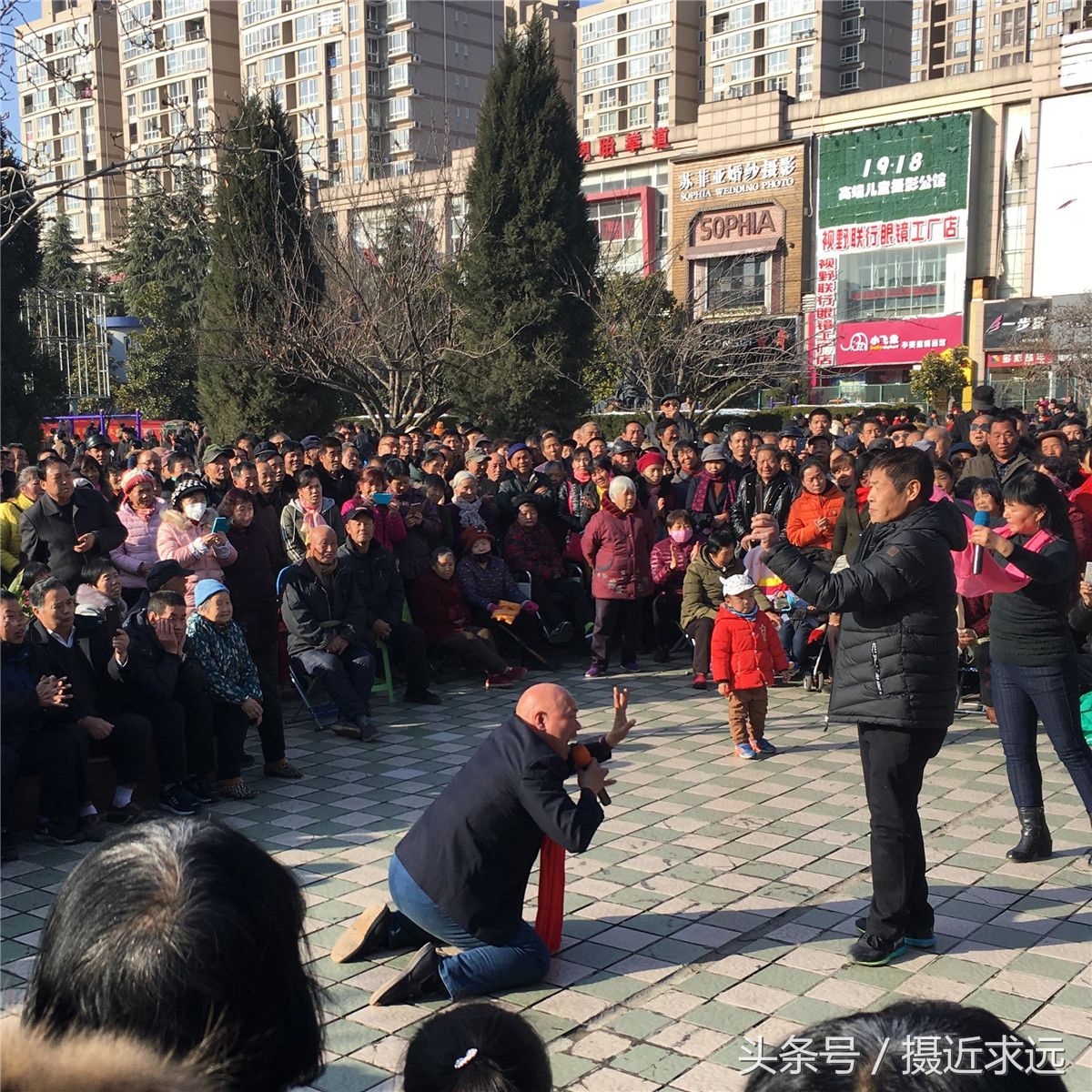 男子跪地演唱遭围观 涕泪横流怀念父亲看哭观
