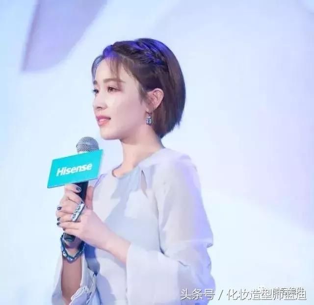 step1:把发际线分好后从头发比较多的一遍开始编发,看下图↓额头的头发先分出一部分,后面的头发用发卡固定。