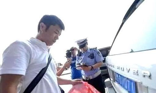 交警查车又出新招式 车主无奈:再这样下去,只