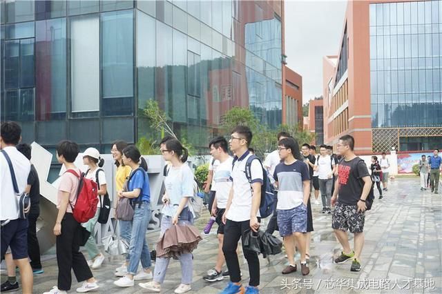 2018年6月18日,粽情端午,在这个特别的时节,晋江市集成电路产业园区人才筹备组及芯华集成电路人才培训中心携手福州大学、福建农林大学、集美大学、华侨大学等90余名师生粽游了晋江集成电路产业园。 即使暴风骤雨,也难挡同学们出游的热情,他们满怀新奇与求知,有序地进行参观活动。在人才筹备组与芯华工作人员的带领下,先后参观了晋江市城市展馆、集成电路设计园、集成电路科学园。 走进晋江市城市展馆,跟随讲解员的步伐,让同学们全面了解到了晋江历史、城市人文景观及规划建设成果,切身地感受到了大美晋江!
