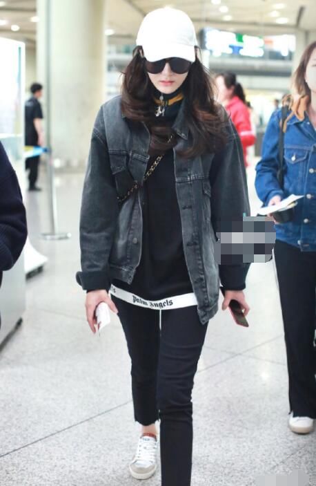 鹿晗公布恋情后迪丽热巴首度露脸!表情严肃 满