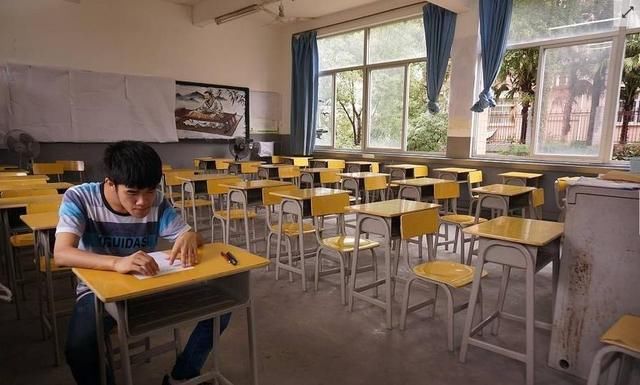 2018年他的高考语文时长被破例延长45分钟