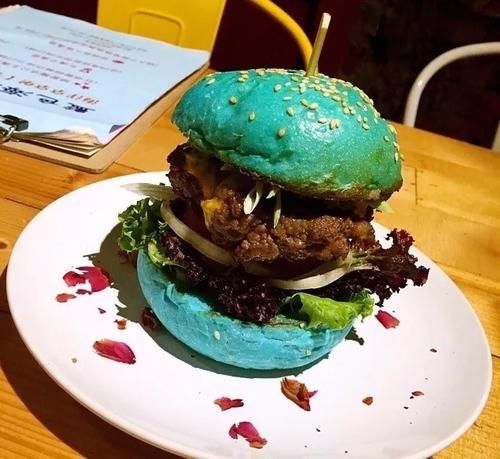 火遍台湾的蓝色汉堡是什么鬼?看着感觉能减肥