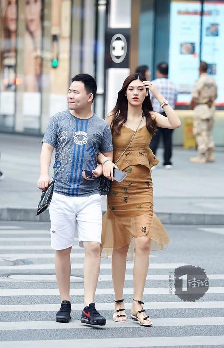 街拍酒店|凹凸蓝色有致,情趣美女裤包臀收腰,吊对白紧身tp身材仔四清晰眼图片
