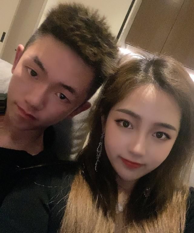 赵薇继子与女友同框秀恩爱，送玫瑰花吃西餐喝红酒，刚满21岁疑已同居