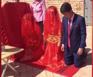 一新郎和两新娘拜天地