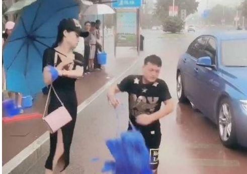 小伙雨中跪地跟女友求婚，结果后面过来的宝马车让情况发生了变化