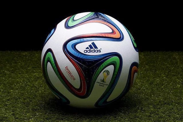 世界杯用球发布 致敬经典黑白块50周年