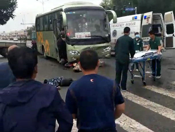 一死一伤!大庆一辆大客车撞上摩托车 现场惨烈