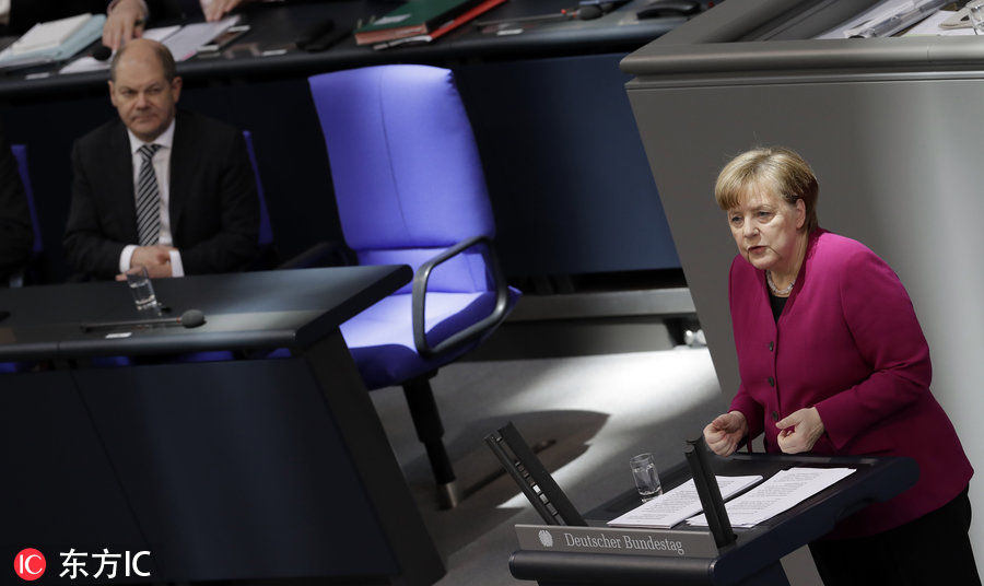 默克尔在联邦议院发表演讲 专心看手机 低头族
