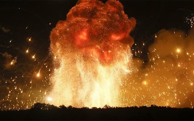 火库再传爆炸:连续传出40声巨响,相当于50个足球场