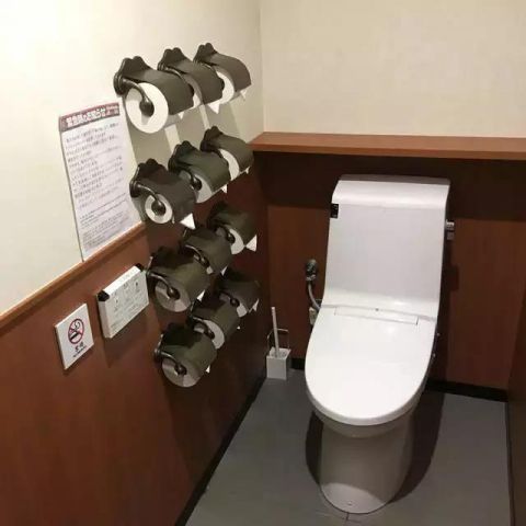 日本小哥上完厕所发现没纸了!抬头一看告示被暖哭了_【今日爆点】