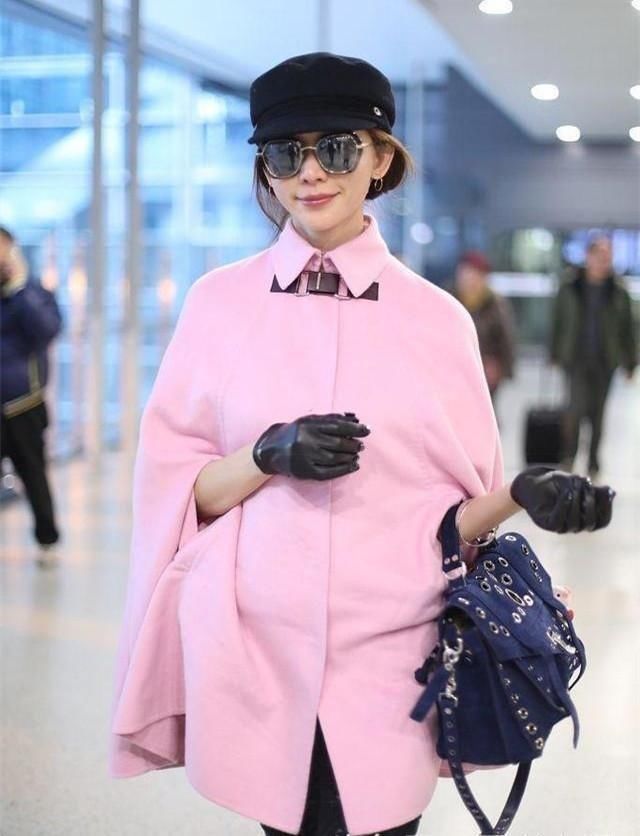 45岁林志玲机场穿一身粉狂装嫩,无奈却混搭过