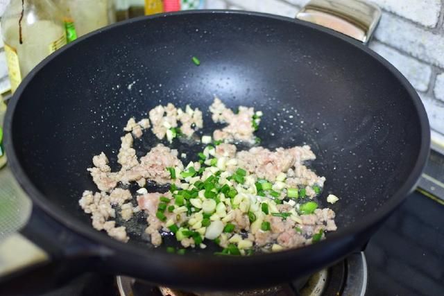 我家晚餐就爱吃这菜，大人孩子都说香，特下饭，做法老简单了