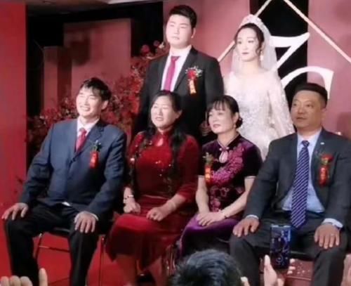 朱之文儿子结婚，亲家被曝是镇上首富，网友：门当户对！