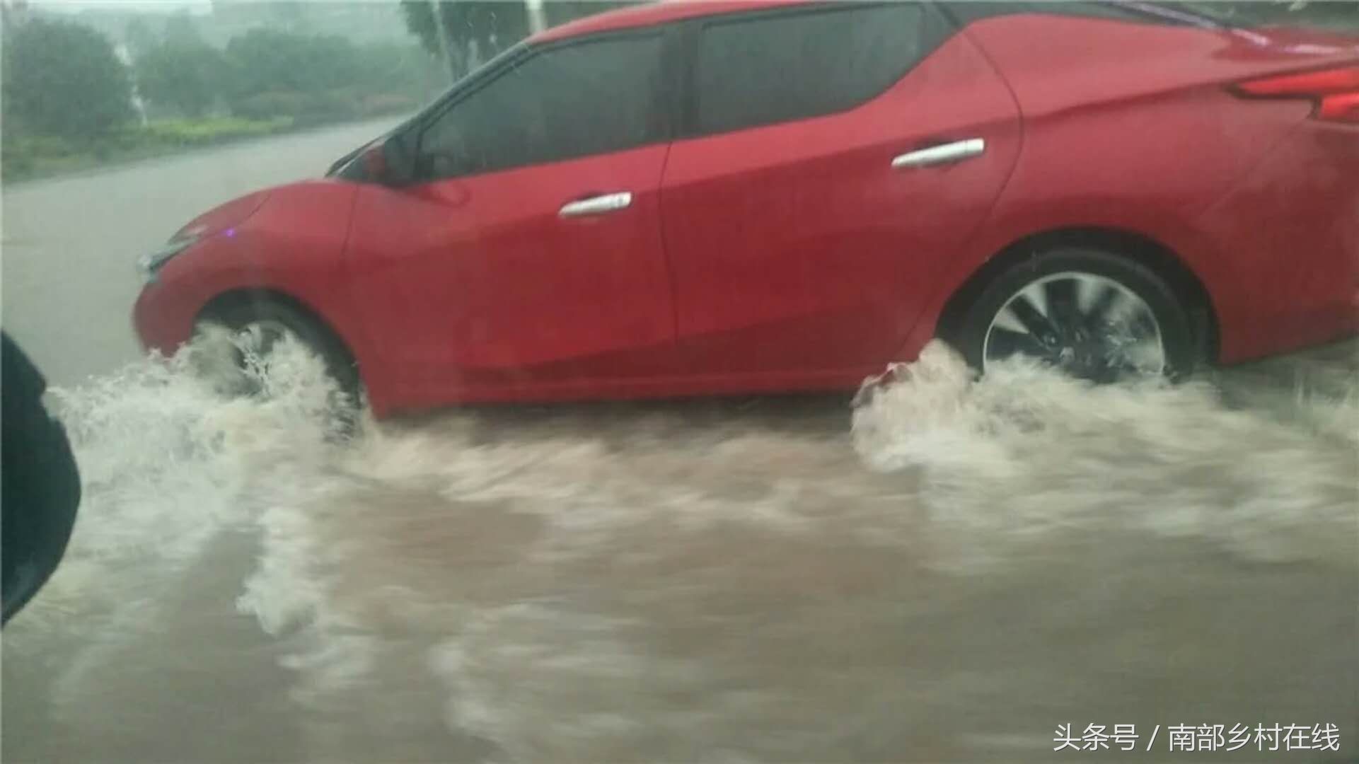 暴雨夜袭四川南部县，让全县人民无心睡眠，南部雄起!