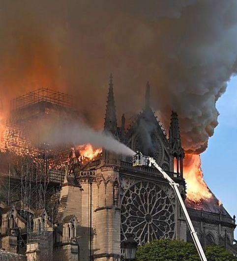 你相信巴黎圣母院有一天会消失吗?电影中台