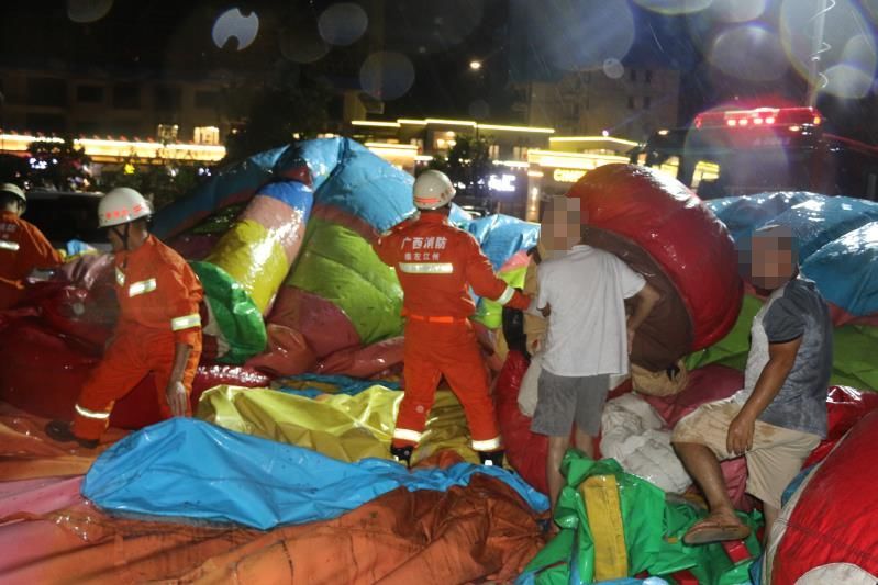 突发龙卷风,充气城堡被掀翻,2名儿童身亡7人受