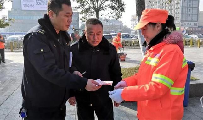 安徽阜阳颍东区 环卫工捡烟头卖给城管一斤30