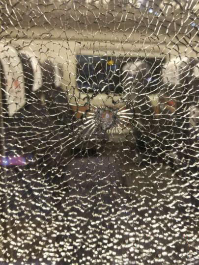 男子在家玩弹弓打玻璃瓶,不料打碎了动车窗玻