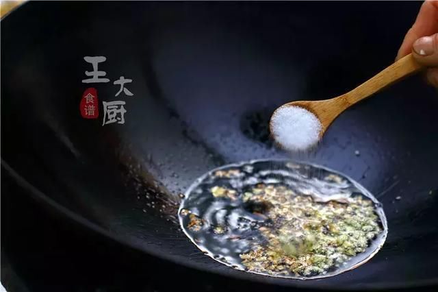 如果大家还不知道凉拌豆芽这道菜, 我大力推荐下!