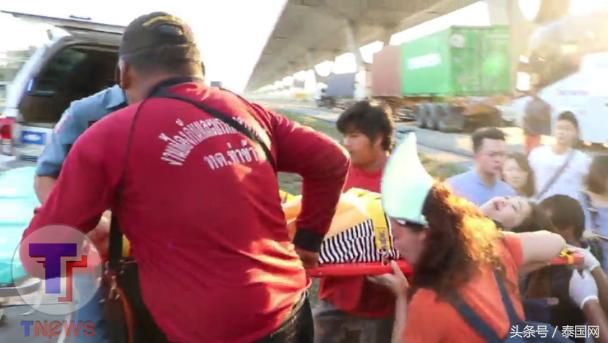 泰国满载中国游客大巴追尾,17名中国游客受伤