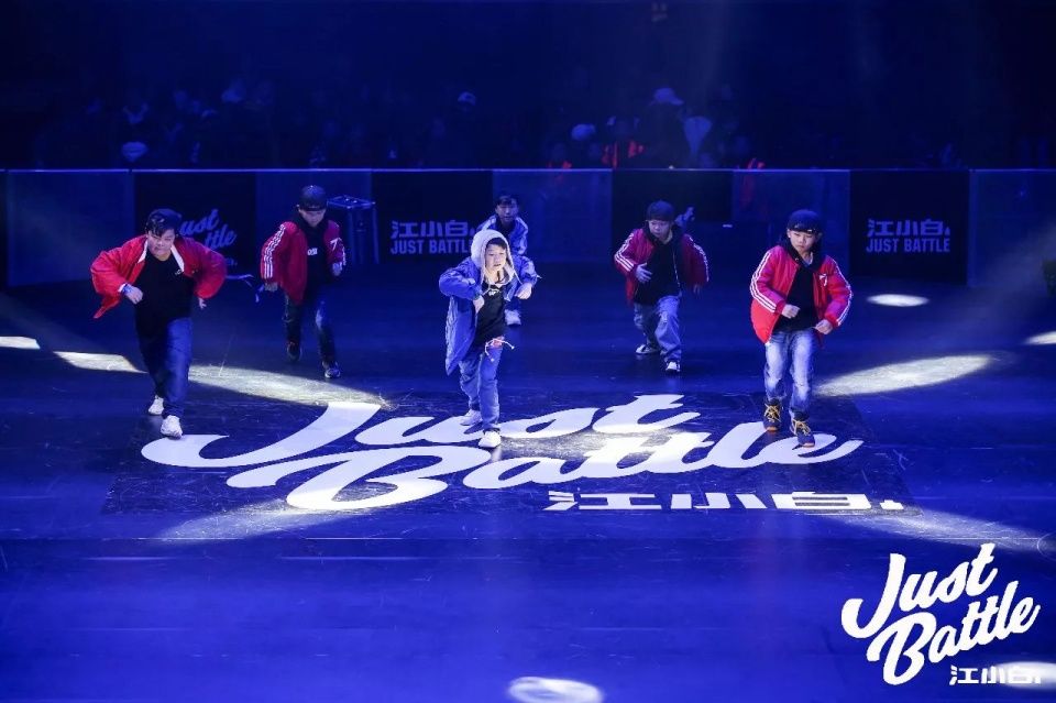 美国街舞冠军回归山城,带伤参加江小白街舞大